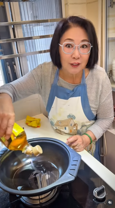 李司棋示範「慳油炸雞法」爆紅！5日突破200萬觀看 3步驟皮脆肉嫩