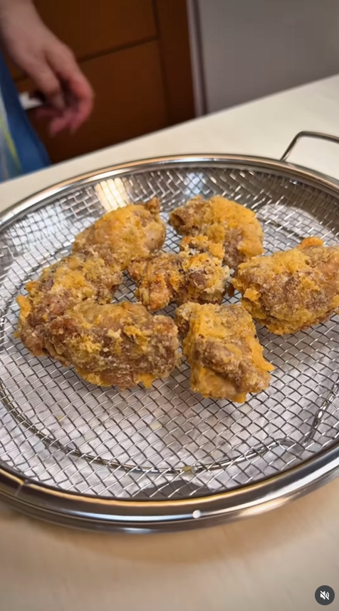 李司棋示範「慳油炸雞法」爆紅！5日突破200萬觀看 3步驟皮脆肉嫩