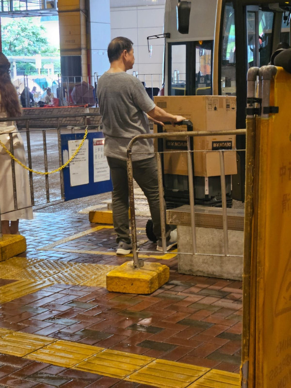 巴士當貨車用？大叔攜巨型貨物搭九巴被拒發爛渣 司機後續處理獲讚