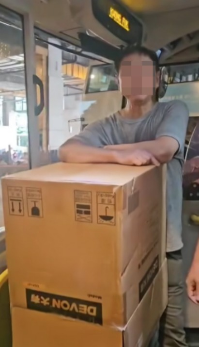 巴士當貨車用？大叔攜巨型貨物搭九巴被拒發爛渣 司機後續處理獲讚