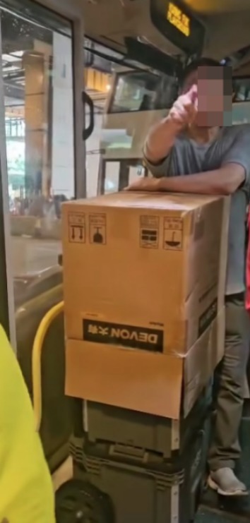 巴士當貨車用？大叔攜巨型貨物搭九巴被拒發爛渣 司機後續處理獲讚
