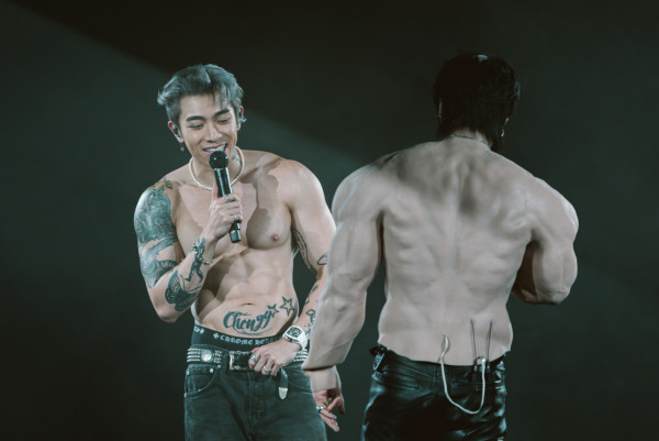 Tyson Yoshi演唱會2025丨首場榮登啟德「插水」第一人  嘉賓YT周殷廷晒「假大胸」不敵巨胸震肌