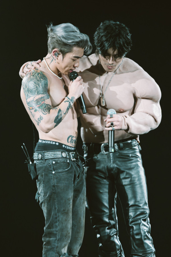 Tyson Yoshi演唱會2025丨首場榮登啟德「插水」第一人  嘉賓YT周殷廷晒「假大胸」不敵巨胸震肌