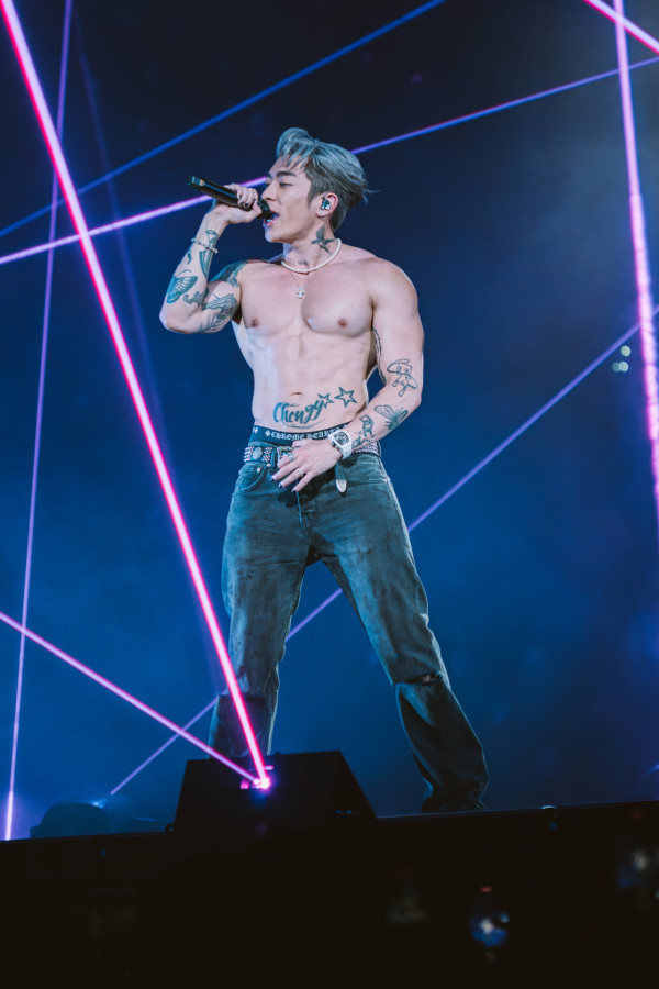 Tyson Yoshi演唱會2025丨首場榮登啟德「插水」第一人  嘉賓YT周殷廷晒「假大胸」不敵巨胸震肌