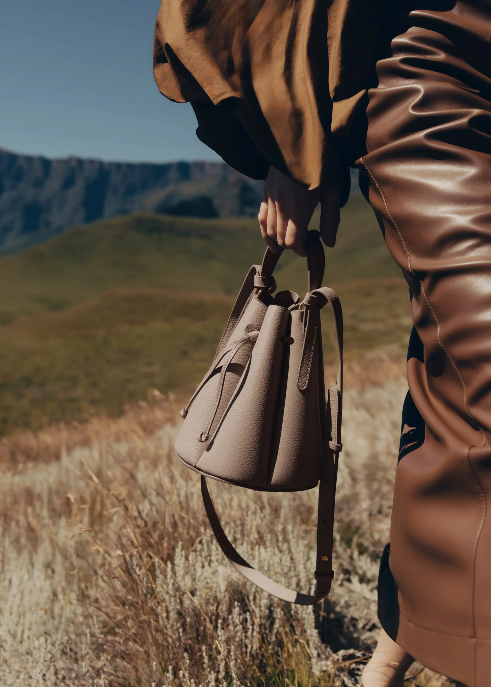 Polène手袋推薦 ｜Numéro Huit Mini-Taupe 售價USD$470