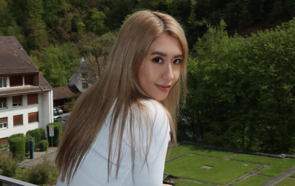 32歲女歌手IG無預警宣佈榮升媽媽 低調懷孕產子感慨：我對你有無限的愛！