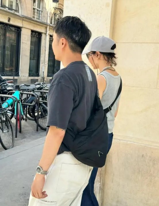 張曼玉和疑似有新歡二人滿面春風漫遊巴黎，來源︰小紅書@Eko。