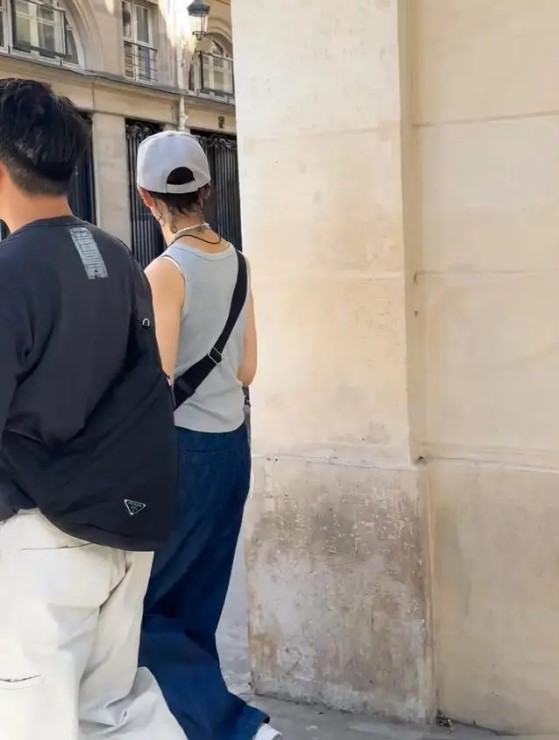 張曼玉和疑似有新歡二人滿面春風漫遊巴黎，來源︰小紅書@Eko。