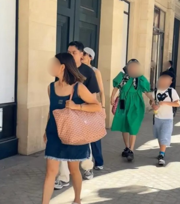 張曼玉和疑似有新歡二人滿面春風漫遊巴黎，來源︰小紅書@Eko。