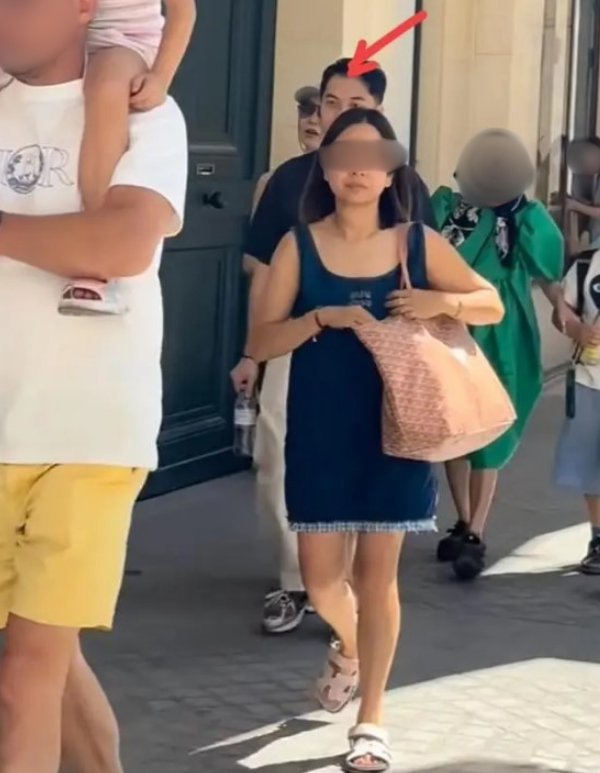 張曼玉和疑似有新歡二人滿面春風漫遊巴黎，來源︰小紅書@Eko。