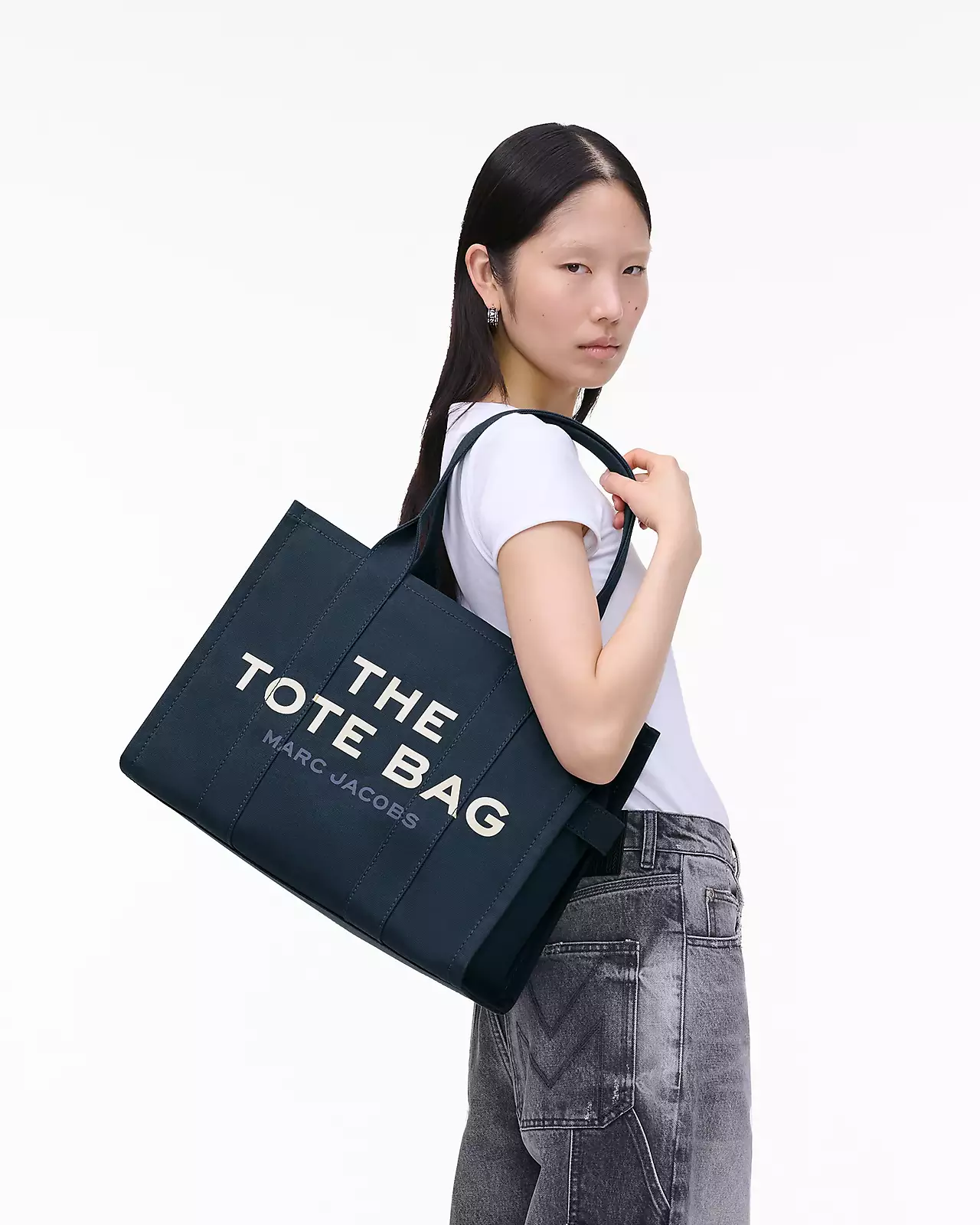 平價返工袋推薦｜Marc Jacobs The Large Tote Bag (Canvas)-Blue sea 售價HK$2,390