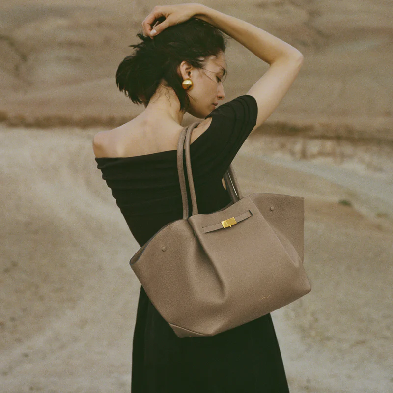 平價返工袋推薦｜DeMellier The New York Tote-dark sand small grain 售價HK$5,330