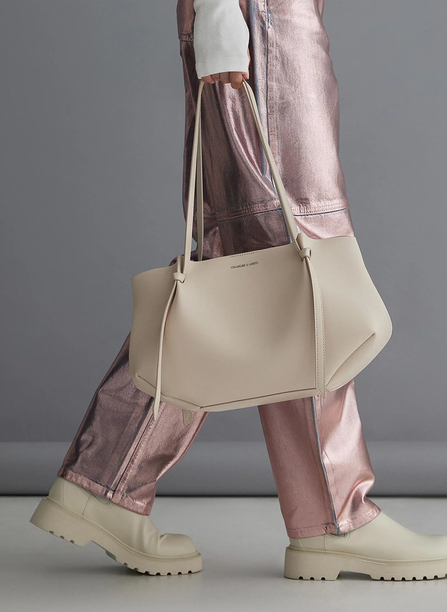 平價返工袋推薦｜Charles & Keith Calla 抓皺托特包-燕麥色 售價HK$639