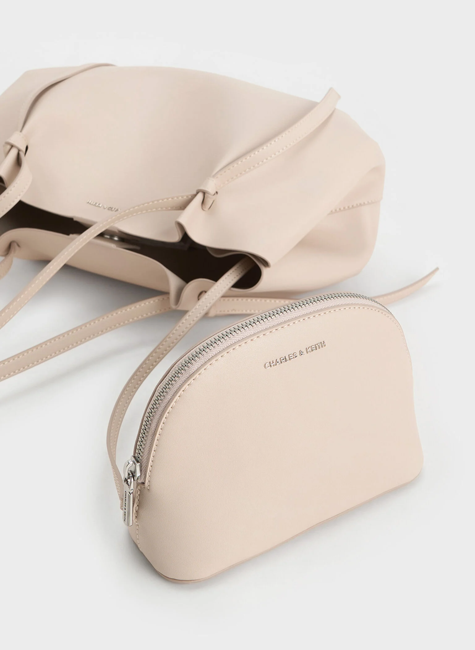 平價返工袋推薦｜Charles & Keith Calla 抓皺托特包-燕麥色 售價HK$639