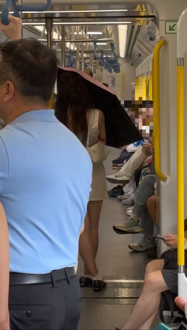港鐵車廂現擔遮長髮女惹議 網民透露或另有內情：建議體諒