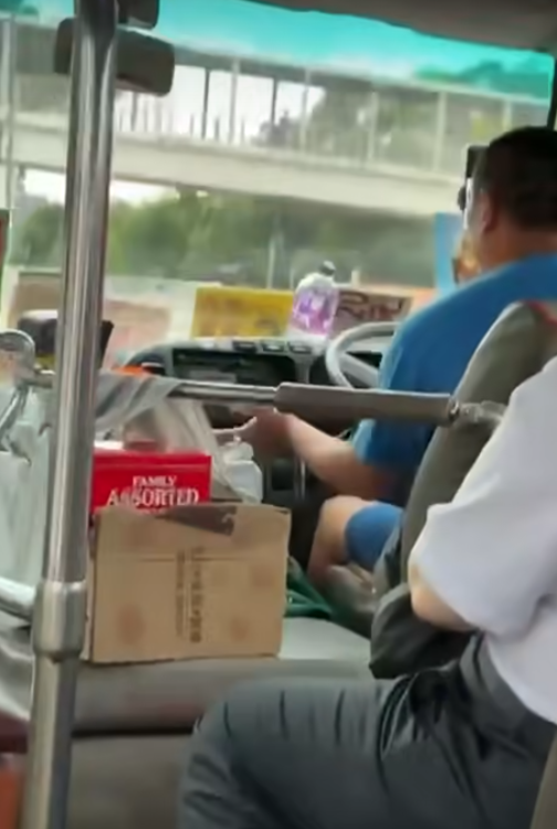 亡命小巴！司機揸車興奮「勁舞」如無人之境 網民驚慌：對生命豁出去