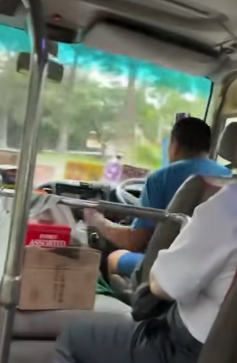 亡命小巴！司機揸車興奮「勁舞」如無人之境 網民驚慌：對生命豁出去