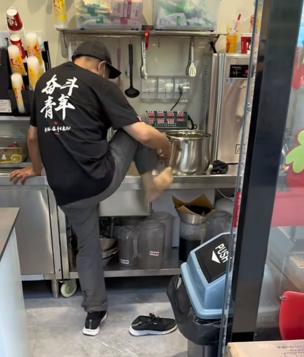 重慶商場暴雨後天花板坍塌 場面驚險 網民質疑：危急時刻仲掛住拍片？ 