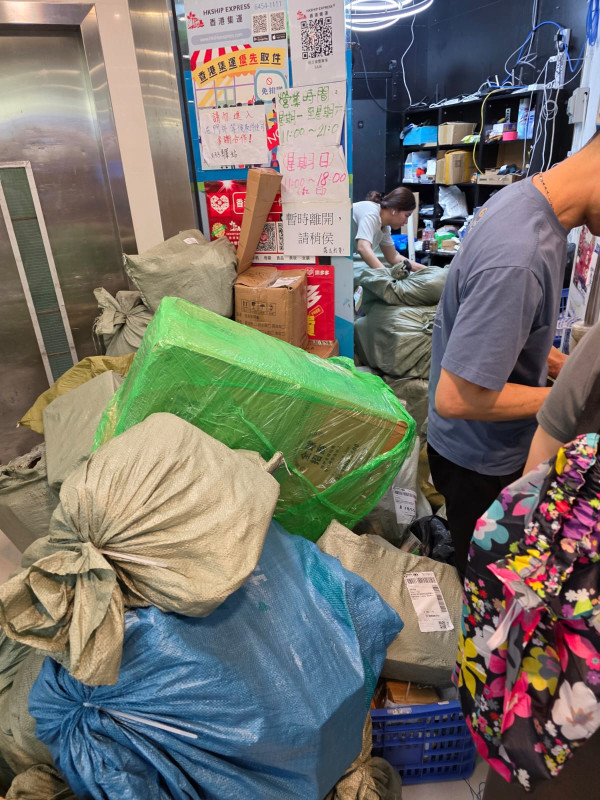 將軍澳商場排長龍街坊稱要排4小時 網民：香港人啲時間唔值錢？