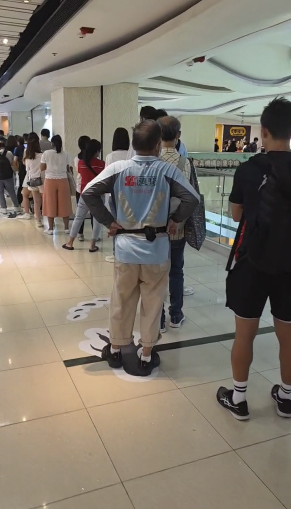 將軍澳商場排長龍街坊稱要排4小時 網民：香港人啲時間唔值錢？