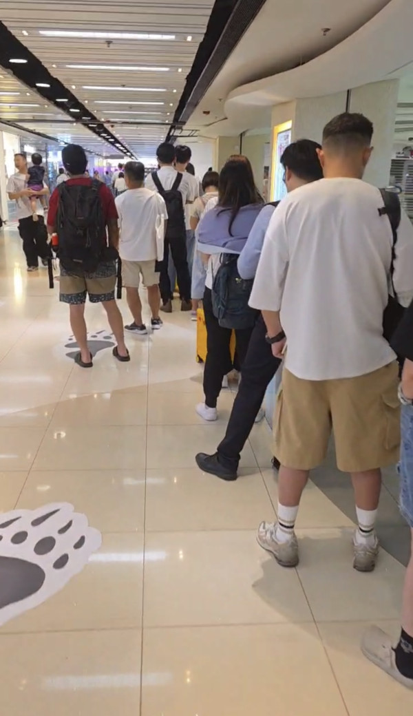 將軍澳商場排長龍街坊稱要排4小時 網民：香港人啲時間唔值錢？
