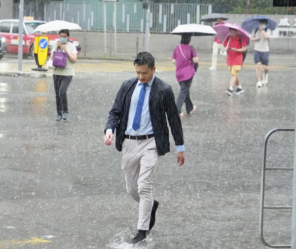 打工仔湧天文台FB鬧爆遲掛紅雨批有「時差」：一出門口濕哂