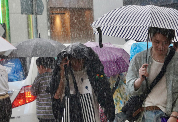 打工仔湧天文台FB鬧爆遲掛紅雨批有「時差」：一出門口濕哂