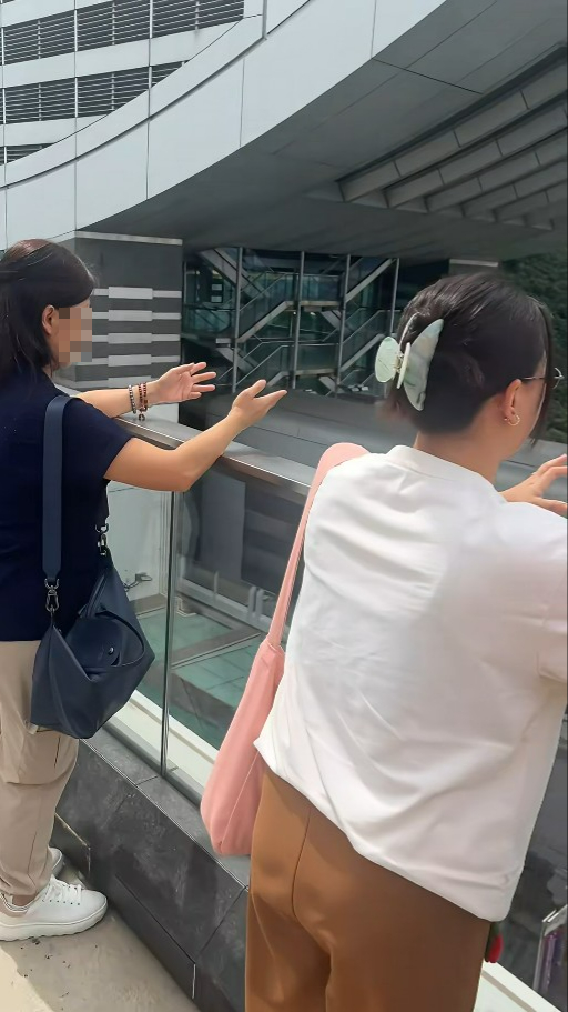 太平山頂大批遊客集體做「神秘儀式」？ 眼利網民1細節推測真實身份！ 