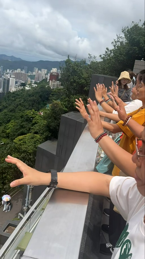 太平山頂大批遊客集體做「神秘儀式」？ 眼利網民1細節推測真實身份！ 