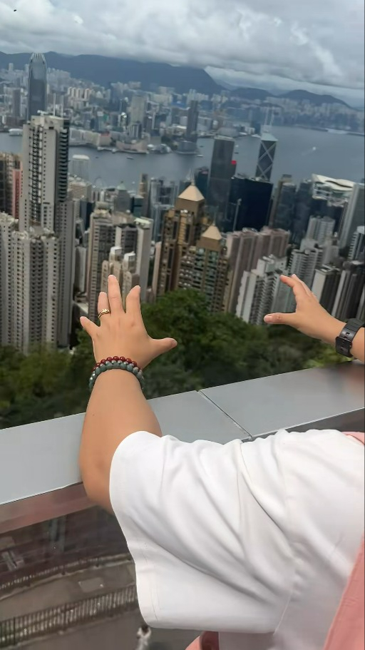 太平山頂大批遊客集體做「神秘儀式」？ 眼利網民1細節推測真實身份！ 