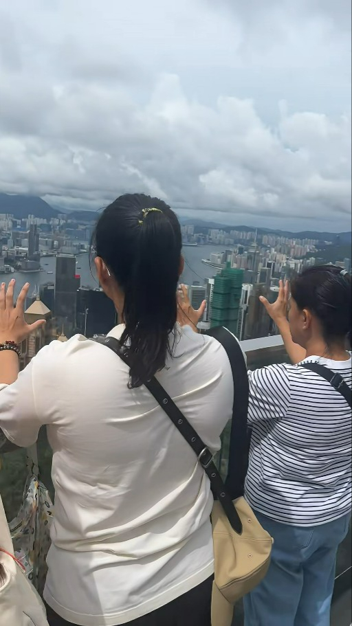 太平山頂大批遊客集體做「神秘儀式」？ 眼利網民1細節推測真實身份！ 