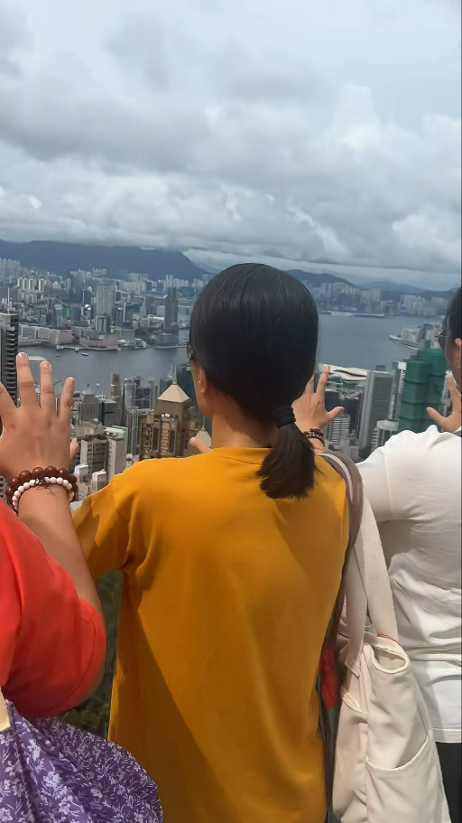 太平山頂大批遊客集體做「神秘儀式」？ 眼利網民1細節推測真實身份！ 