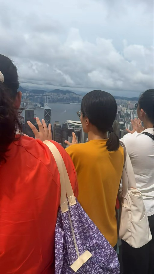 太平山頂大批遊客集體做「神秘儀式」？ 眼利網民1細節推測真實身份！ 