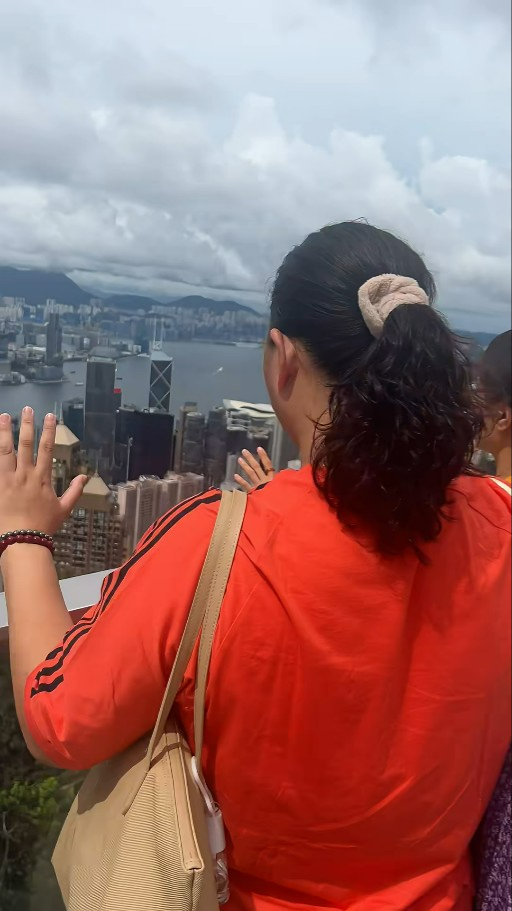 太平山頂大批遊客集體做「神秘儀式」？ 眼利網民1細節推測真實身份！ 