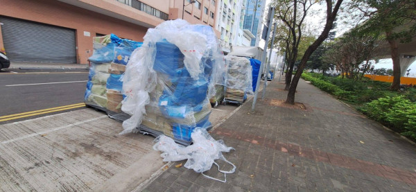 物流公司貨物「攻佔」觀塘海濱道！霸位文化升級？網民怒批：咪錶位變貨倉！