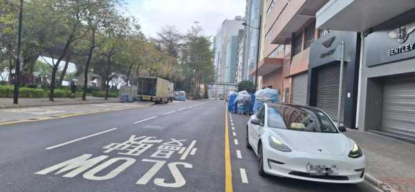 物流公司貨物「攻佔」觀塘海濱道！霸位文化升級？網民怒批：咪錶位變貨倉！