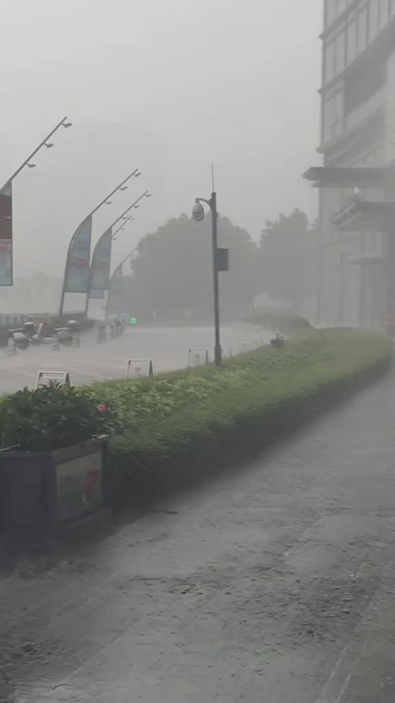 北上天氣｜深圳全市進入暴雨防禦狀態 網民分享雨勢「災情」