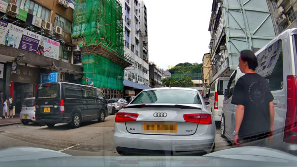 享和街爭錶位｜「排骨哥」被揭車cam片黑歷史 激戰保時捷司機搶錶位 網民：真係好肉酸