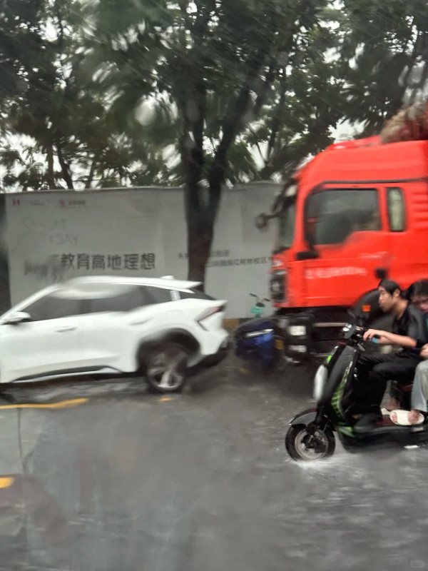 北上天氣｜深圳全市進入暴雨防禦狀態 網民分享雨勢「災情」