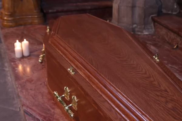 Youtuber為退$XXX機票竟「扮死」舉辦葬禮獲死亡證明 最終結局如此?