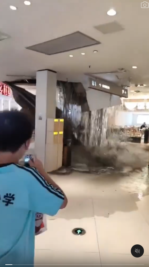 重慶商場暴雨後天花板坍塌 場面驚險 網民質疑：危急時刻仲掛住拍片？ 