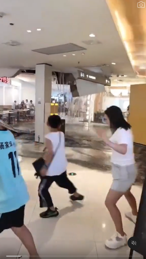 重慶商場暴雨後天花板坍塌 場面驚險 網民質疑：危急時刻仲掛住拍片？ 