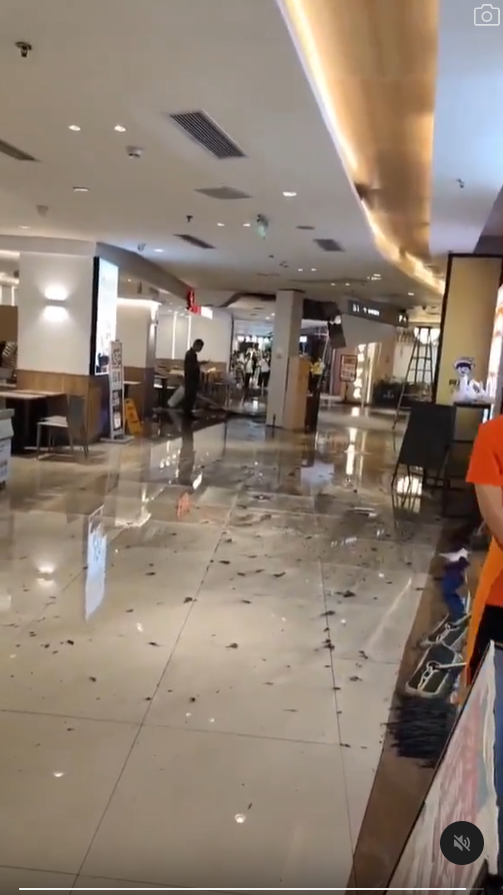 重慶商場暴雨後天花板坍塌 場面驚險 網民質疑：危急時刻仲掛住拍片？ 