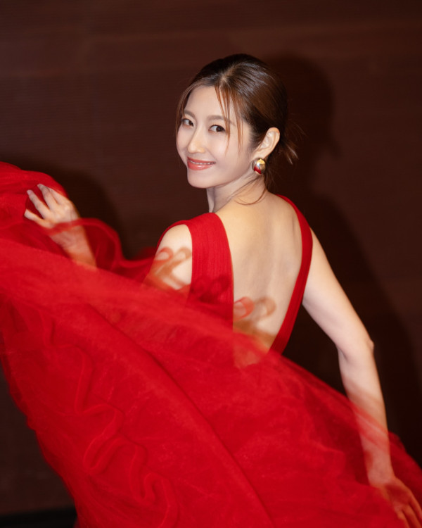 43歲陳自瑤深V紅裙中門大開震撼眼球 老公生日零祝福幾日後發文隔空贈興？