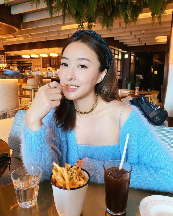 陳瀅晒黑色比堅尼胸前解鈕春光無限 胸壓一神秘男子狀甚親暱惹熱議