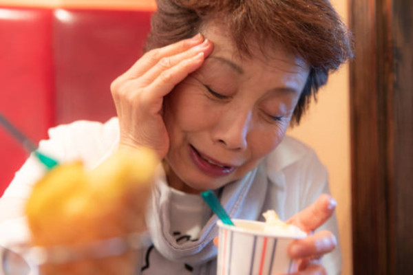 女子食雪糕後劇烈頭痛即入院！醫生確診腦結冰2方法可預防