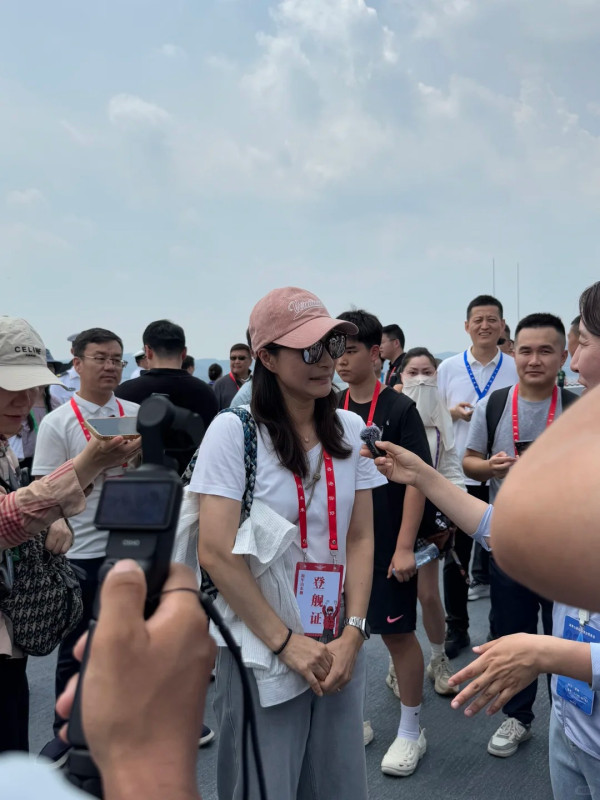 霍啟剛溫柔寵愛郭晶晶,圖片來源︰小紅書@孤仙不自赏。