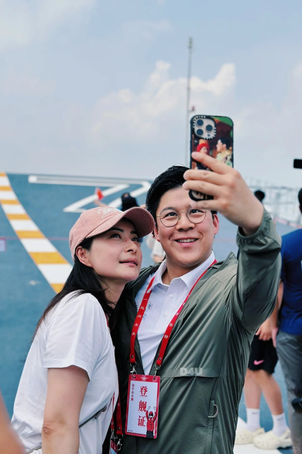 霍啟剛溫柔寵愛郭晶晶,圖片來源︰小紅書@孤仙不自赏。