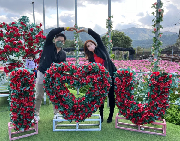 「百億富三代」突襲坐入TVB新聞主播枱!官仔骨骨專業形象毫無違和感