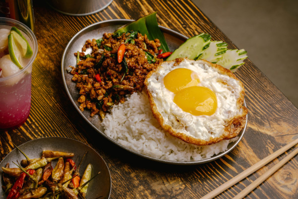 Siaw尖沙咀人氣泰菜餐廳！前米芝蓮泰廚夥泰籍好友主理+ 全港首次供應泰式椰子煎餅